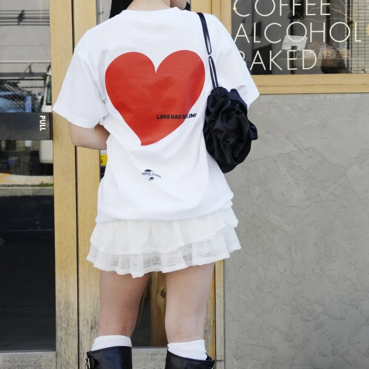 LOVE HAS NO LIMIT ロゴTシャツ 女性: 156cm Mサイズ着用の画像