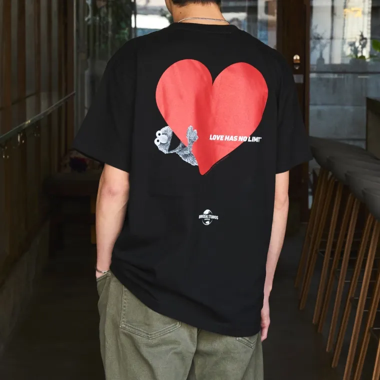 セサミストリート™ コラボ Tシャツ（エルモ） 男性: 173cm Lサイズ着用の画像