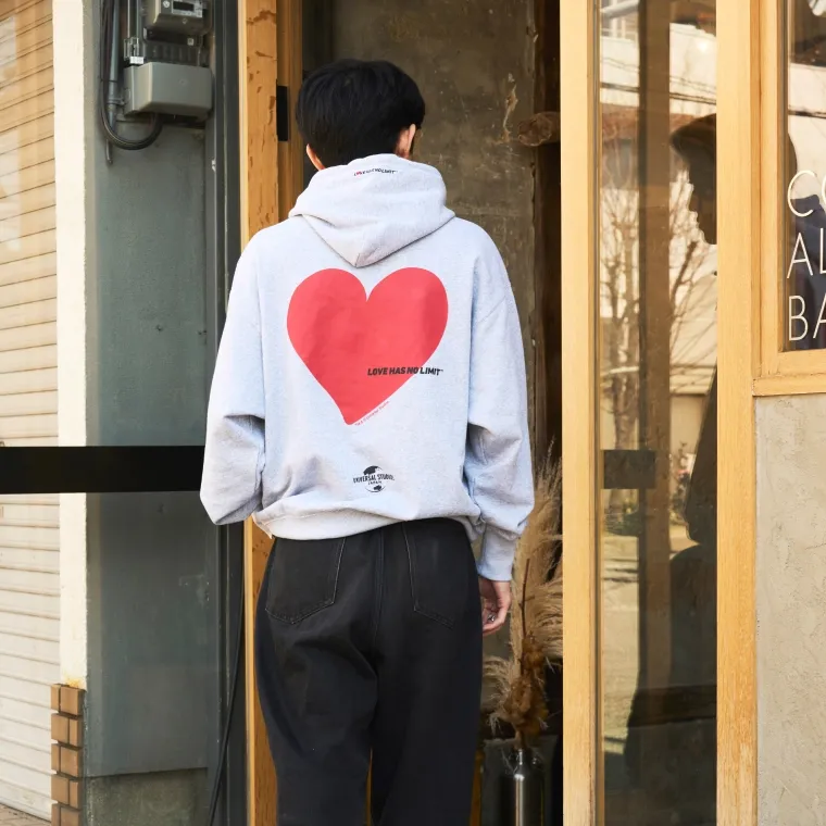 LOVE HAS NO LIMIT パーカ 男性: 173cm Lサイズ着用の画像