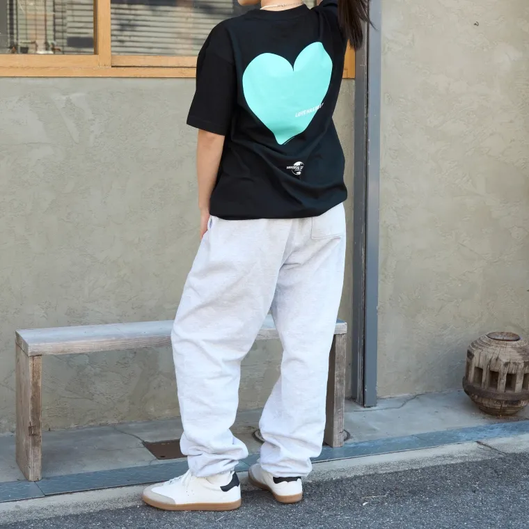 LOVE HAS NO LIMIT ロゴTシャツ 女性: 156cm Mサイズ着用の画像