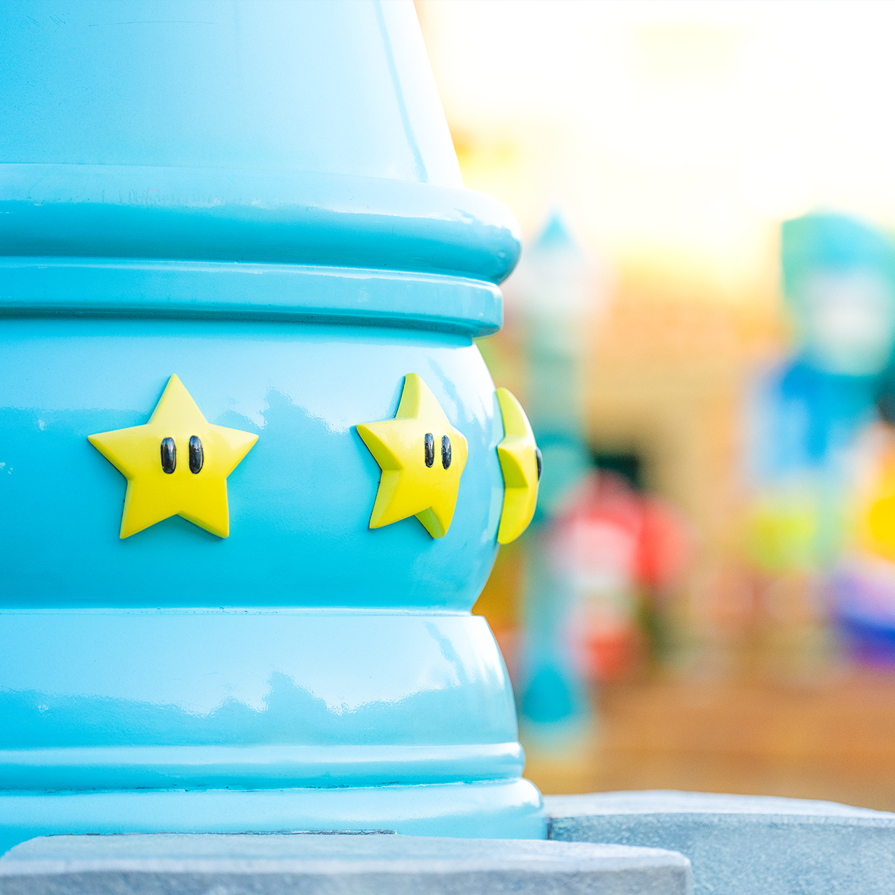 Set off on an exciting expedition to find stars hidden throughout SUPER NINTENDO WORLD and the rest of the park, including in the food and merchandise!