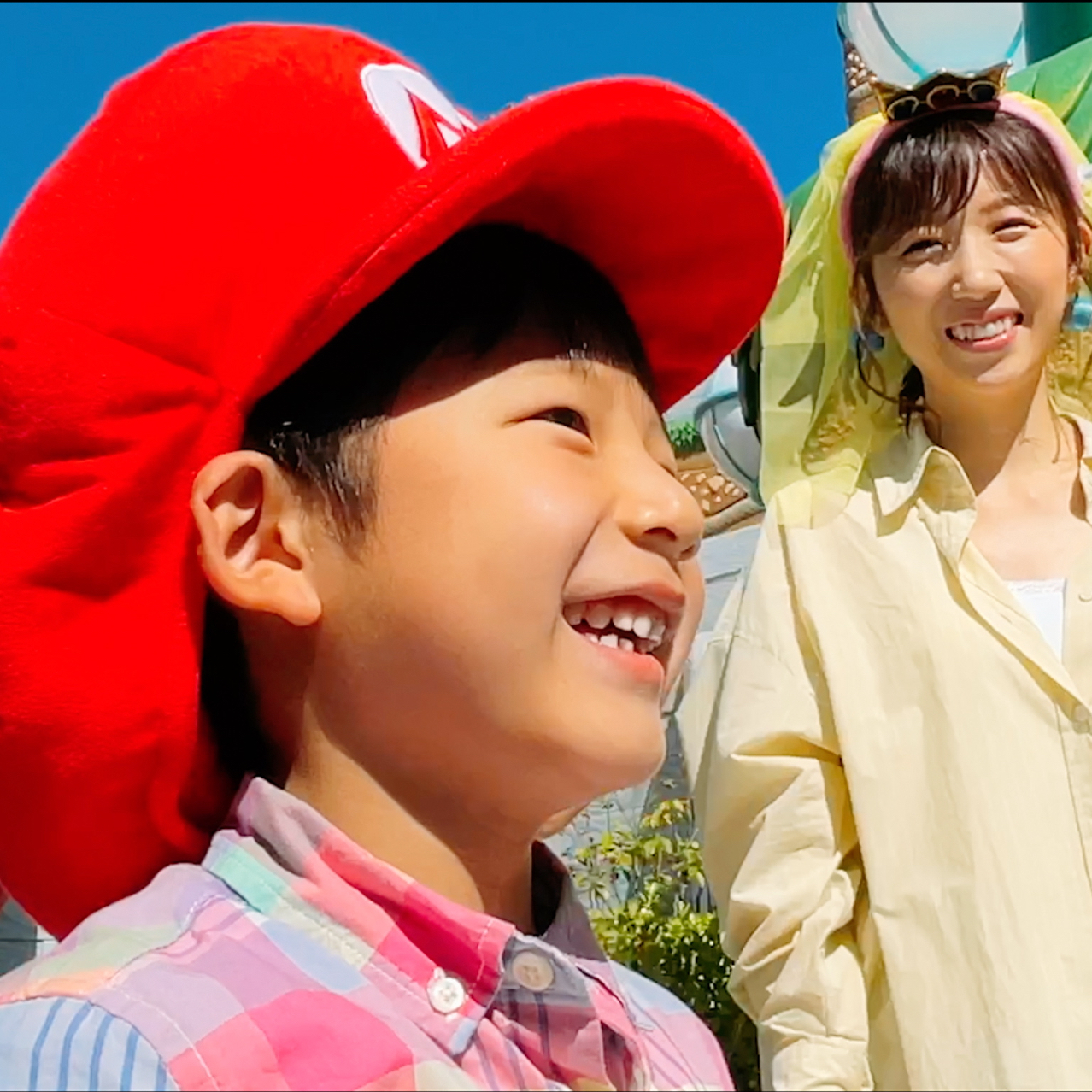 マリオの帽子を被った男の子と母親