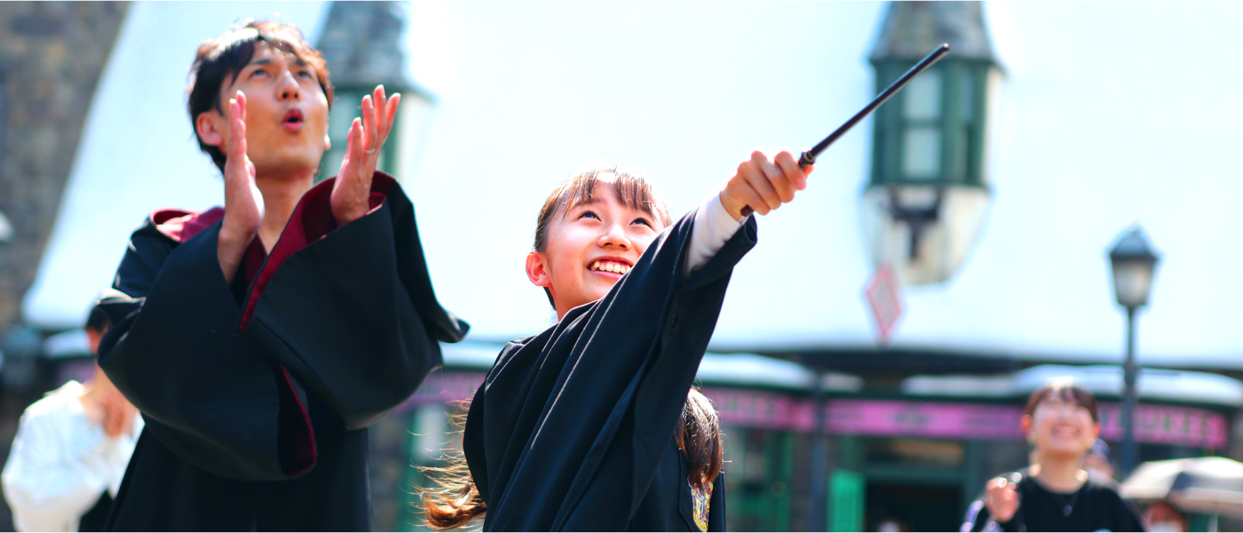 魔法の杖を持って楽しむ家族