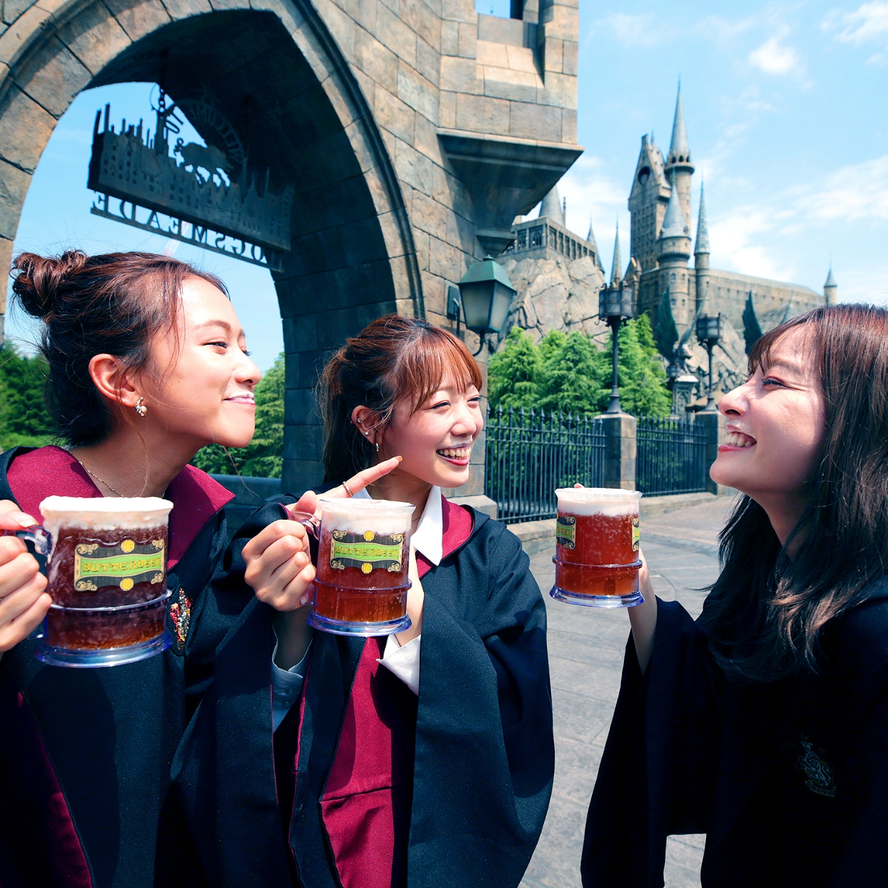 バタービールを楽しむ3人の女性