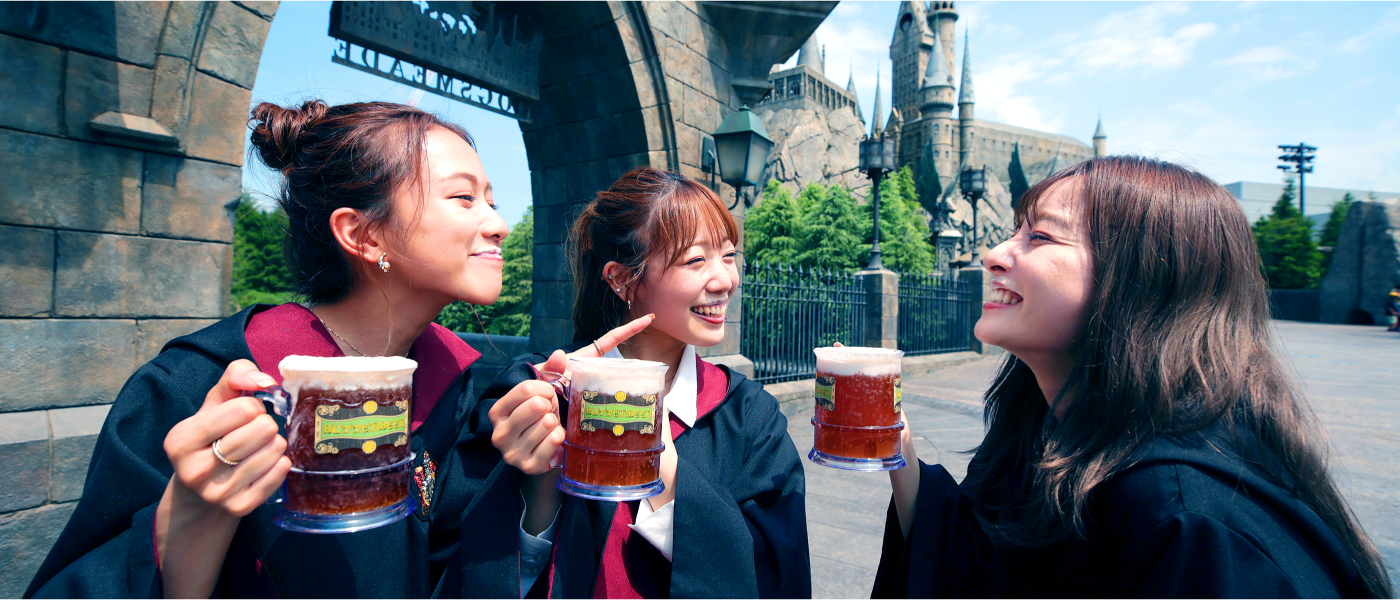 バタービールを楽しむ3人の女性