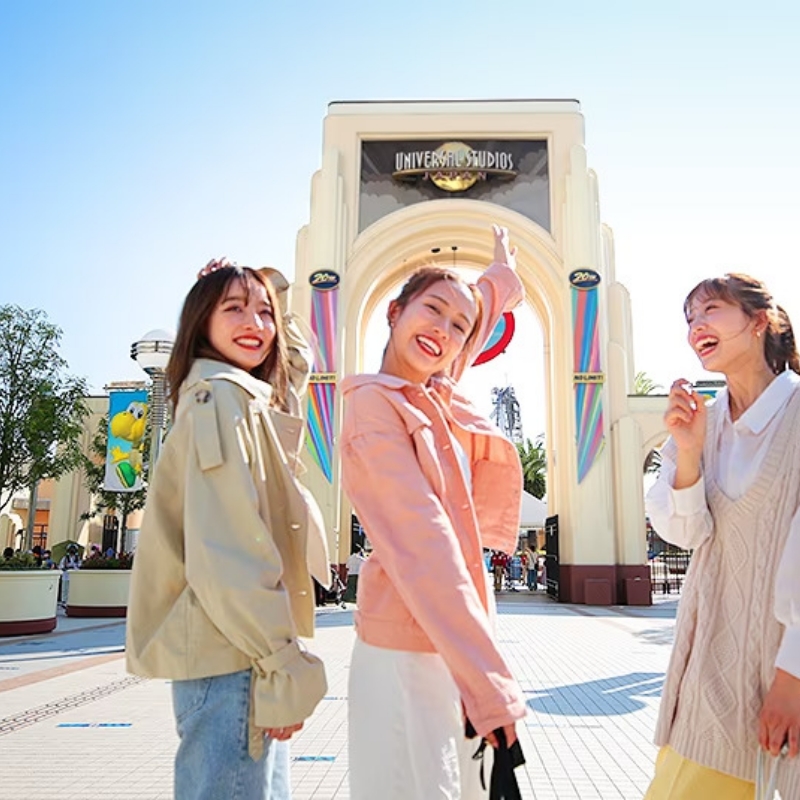 ゲート前にいる3人の女性
