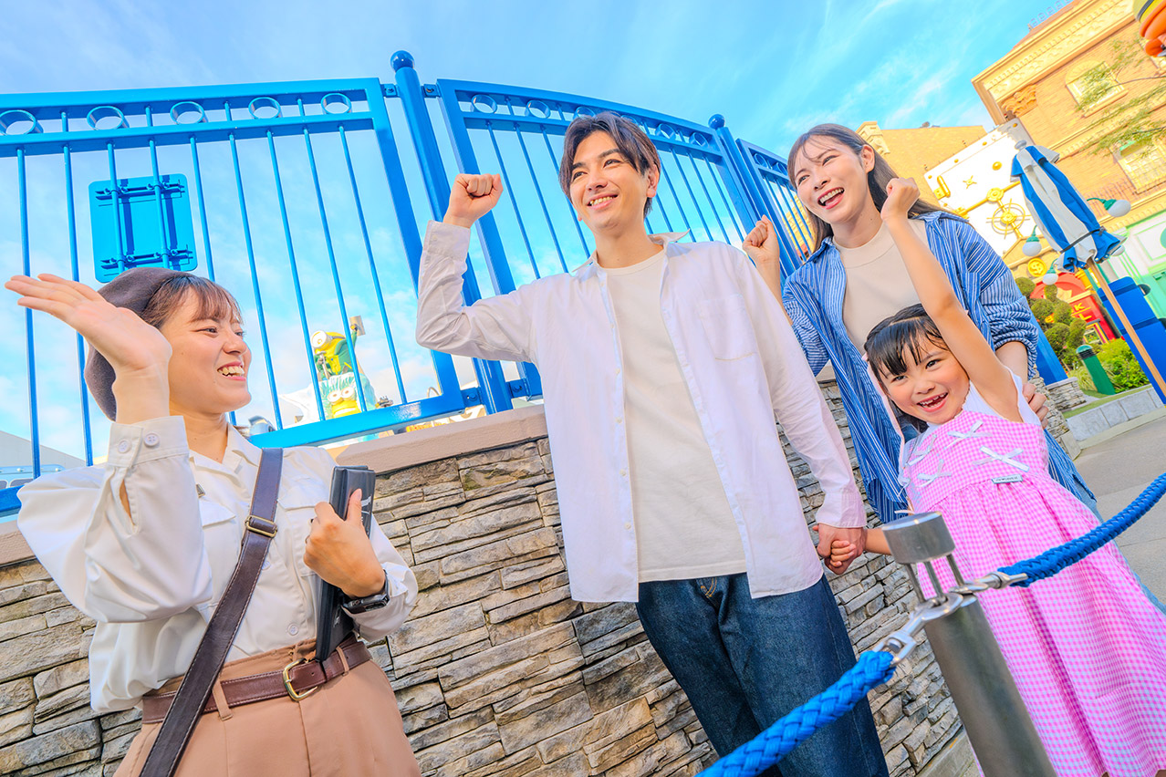 専任のツアー・ガイドに案内される親子