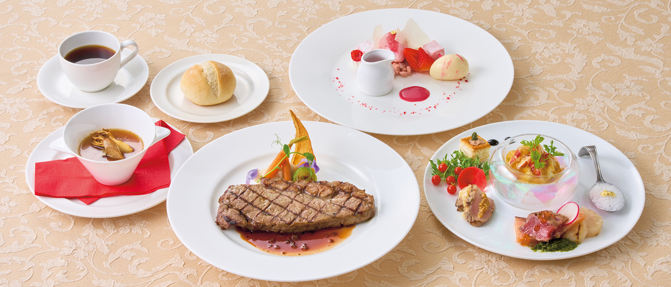豪華なお食事を味わい楽しみつくせる!専用レストランで味わうコース料理