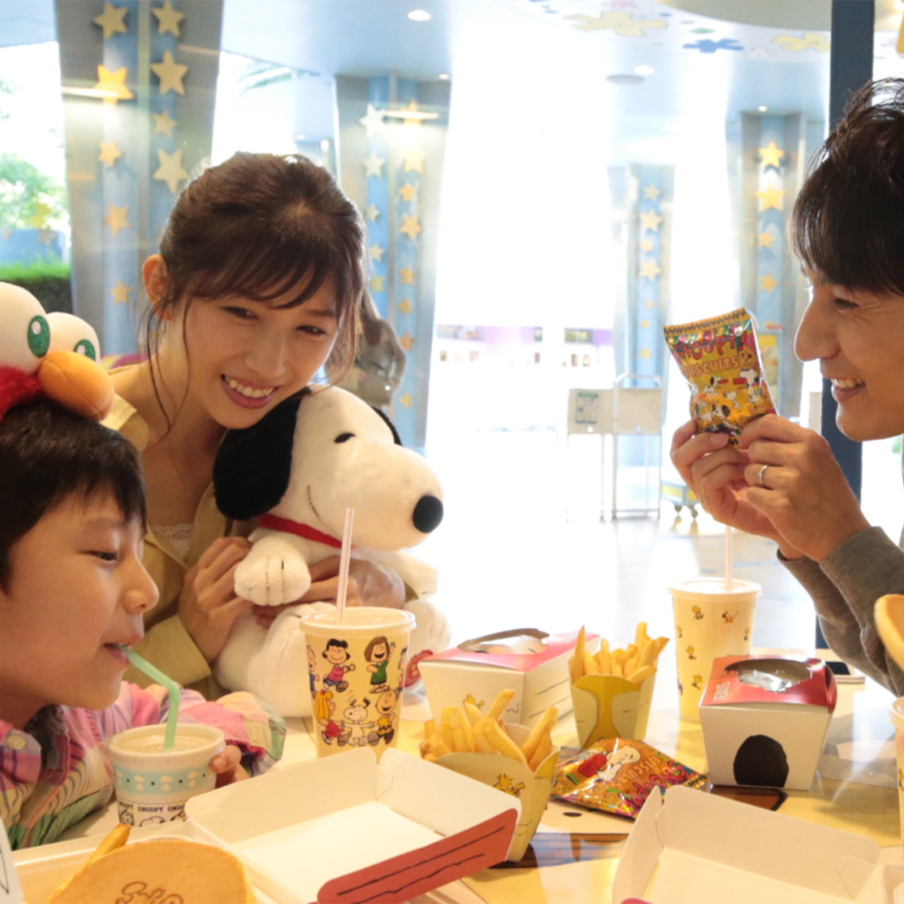 食事を楽しむ親子