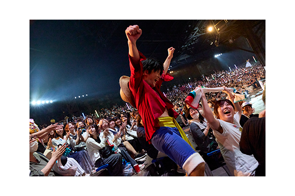会場中の熱狂がひとつにつながる、圧巻のライブ・エンターテインメント