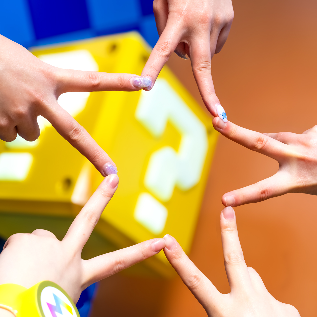 仲間と一緒にポーズを取って、自分たちならではのスターを表現！