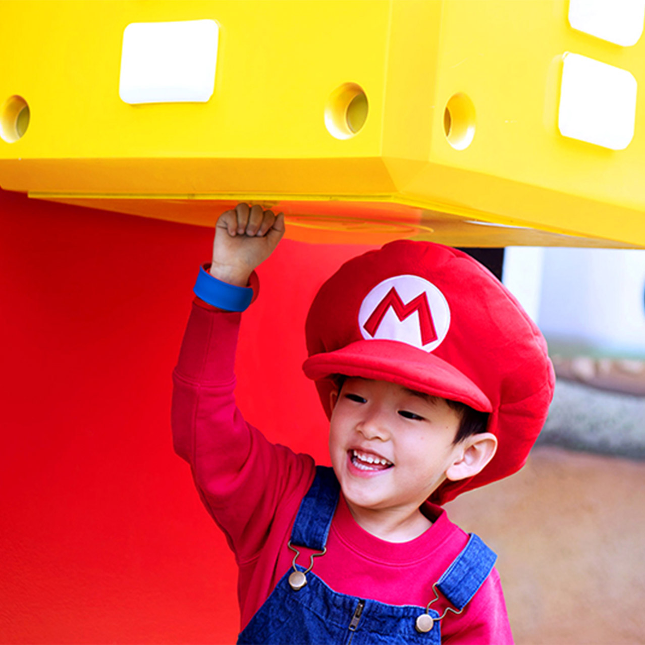 マリオになりきるなら、大定番のハテナブロックで!