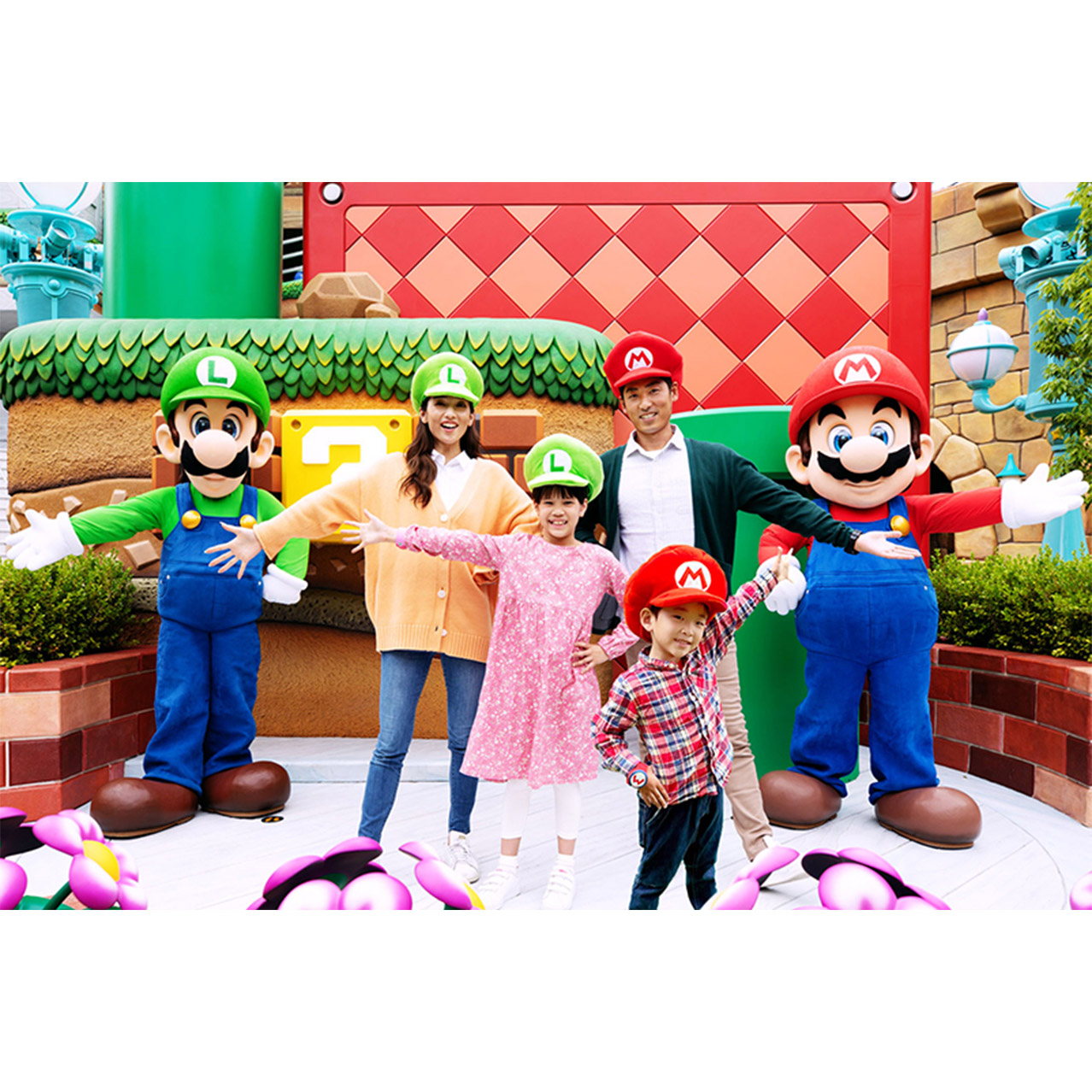 マリオとルイージとの写真撮影で笑顔全開!