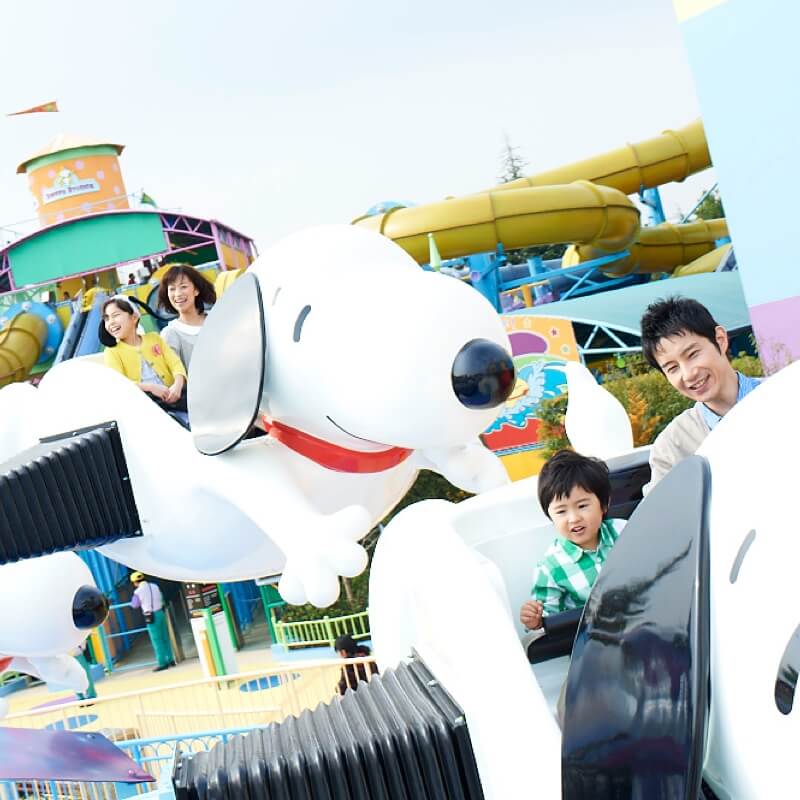 フライング・スヌーピーに乗っている家族
