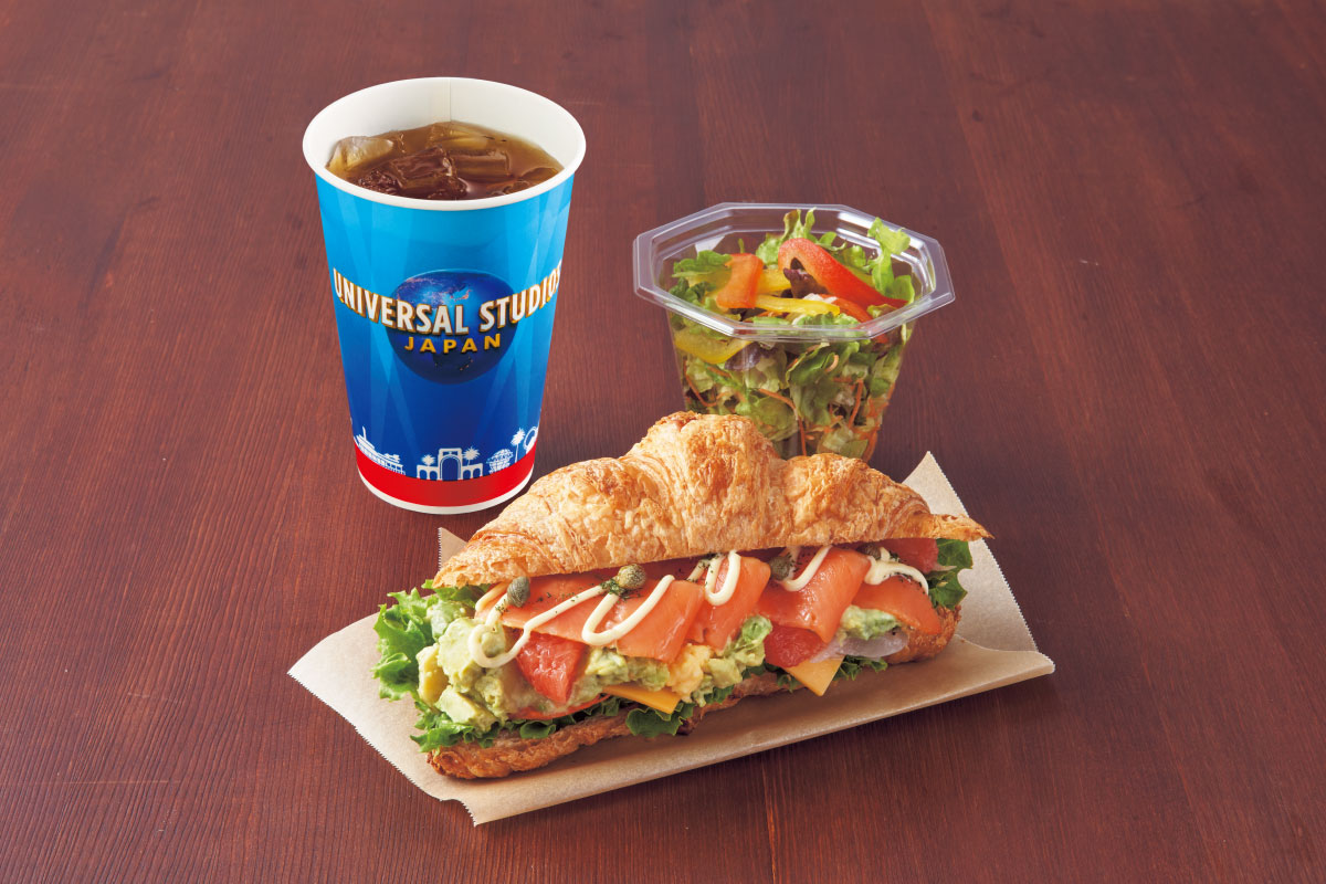 スモークトラウトサーモン＆アボカドのクロワッサンサンド